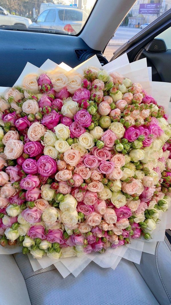 Большой букет и девушка роз