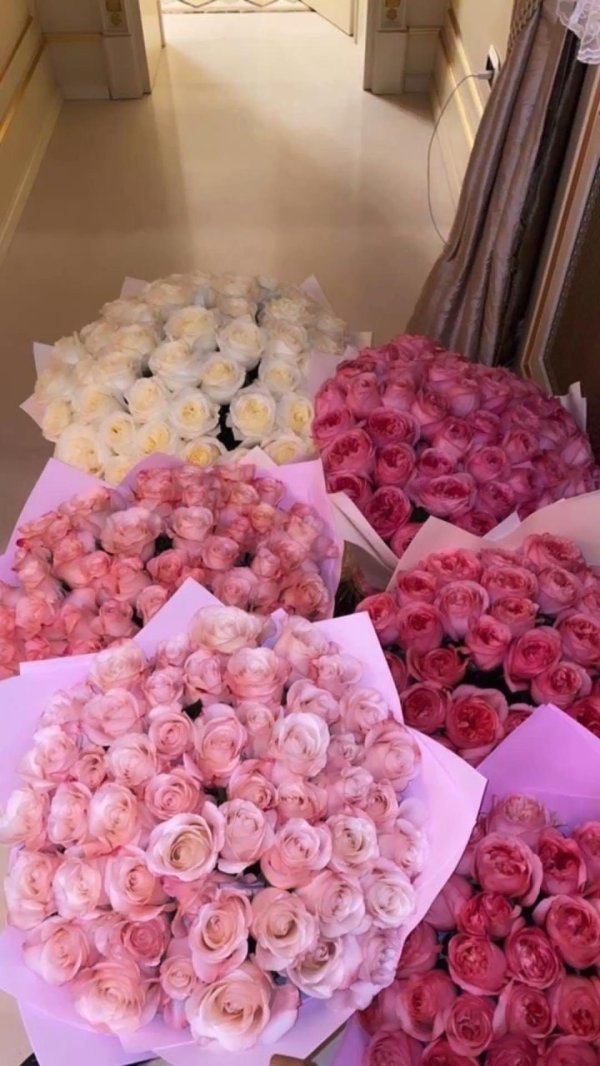 Большой букет и девушка роз