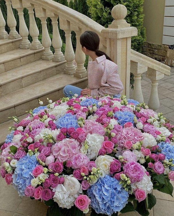 Большой букет и девушка роз