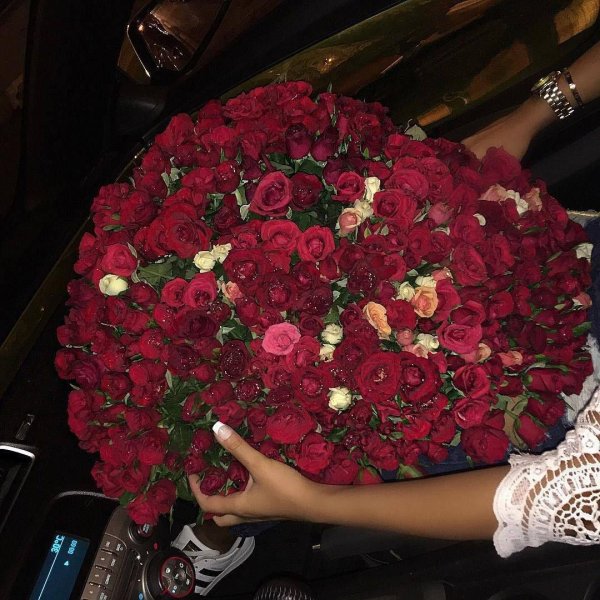 Большой букет и девушка роз