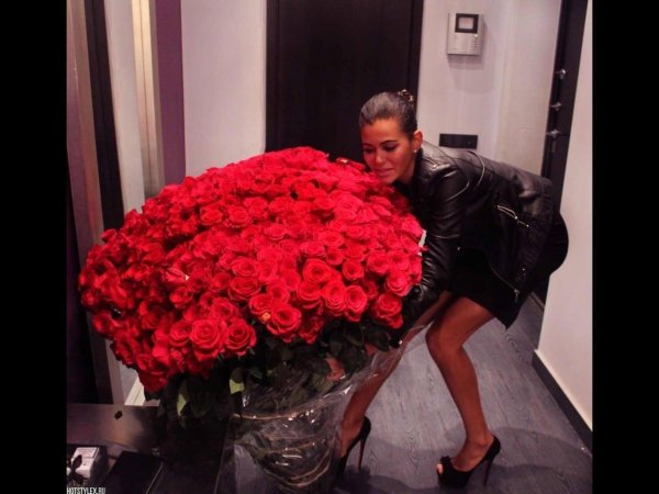 Большой букет и девушка роз