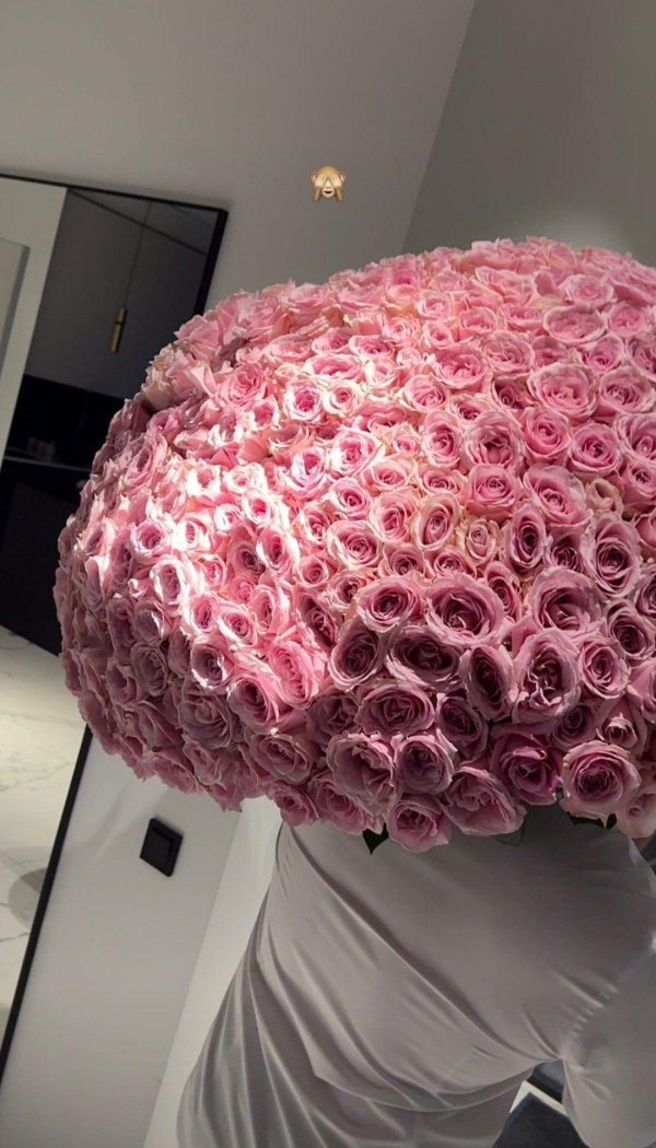 Большой букет и девушка роз