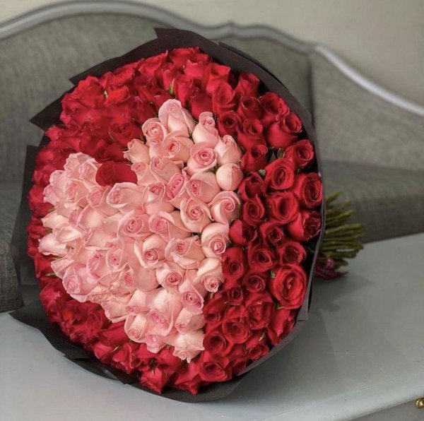 Большой букет и девушка роз