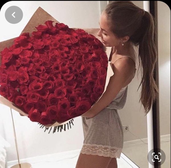 Большой букет и девушка роз