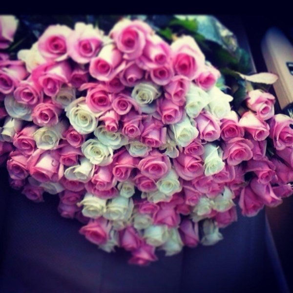 Большой букет и девушка роз