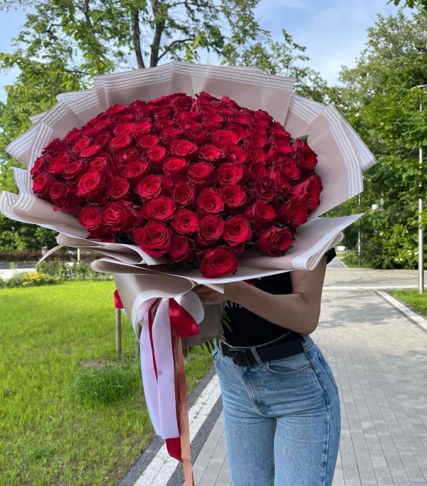 Большой букет и девушка роз