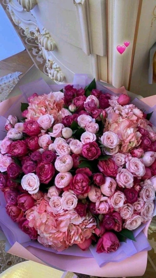 Большой букет и девушка роз