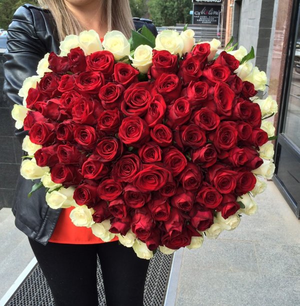 Большой букет и девушка роз