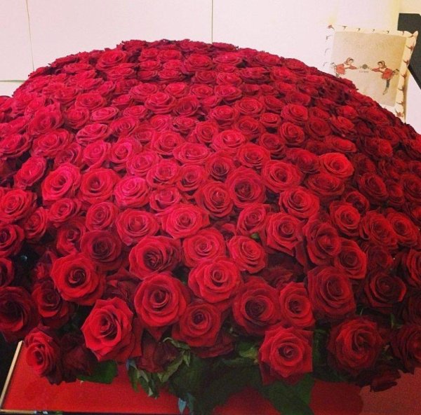 Большой букет и девушка роз