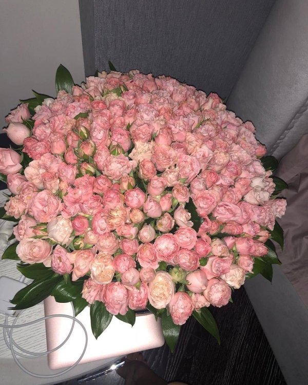 Большой букет и девушка роз