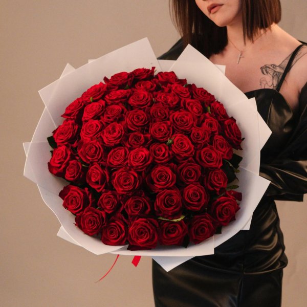 Большой букет и девушка роз