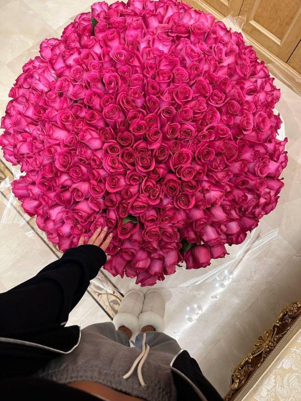 Большой букет и девушка роз