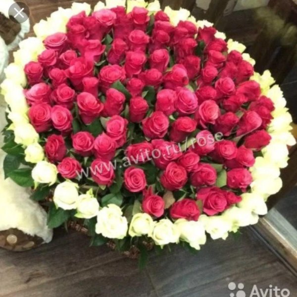 Большой букет и девушка роз