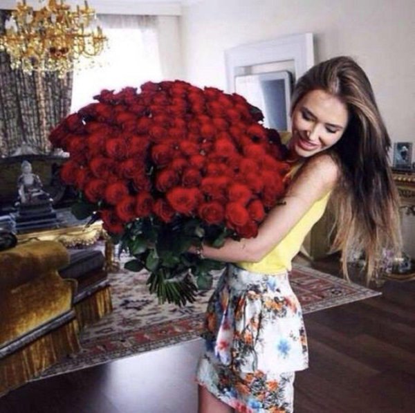 Большой букет и девушка роз
