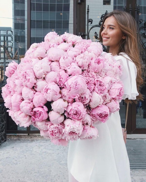 Большой букет и девушка роз