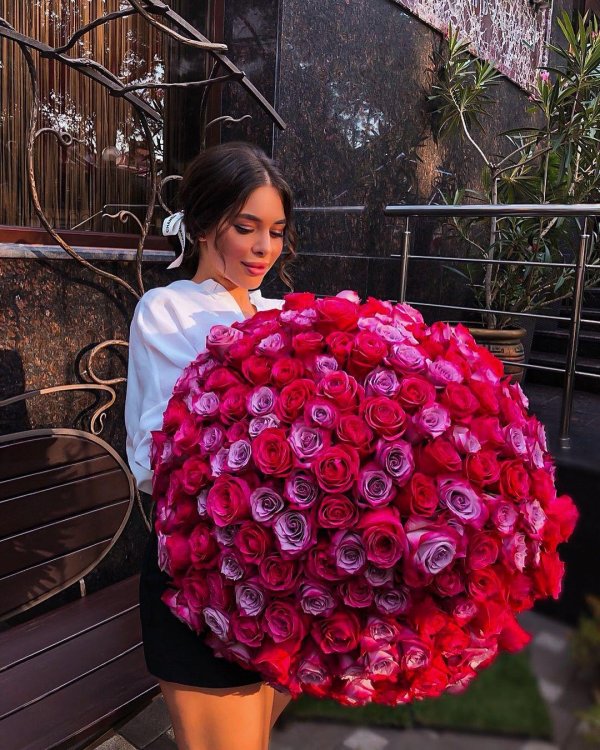 Большой букет и девушка роз