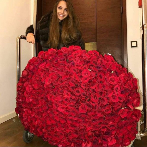 Большой букет и девушка роз