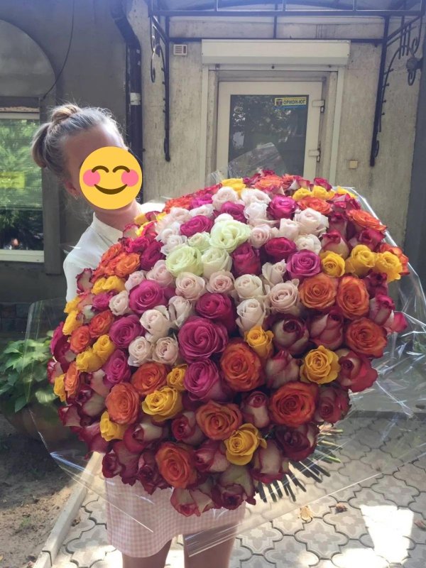 Большой букет и девушка роз
