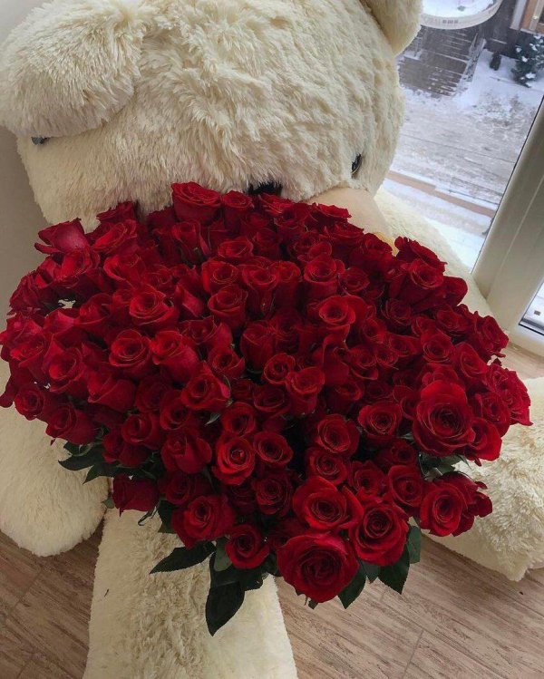 Большой букет и девушка роз