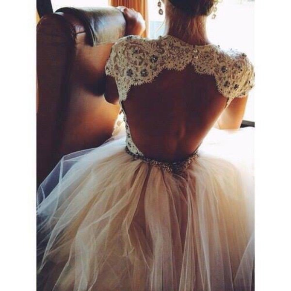 Платьев на девушках со спины