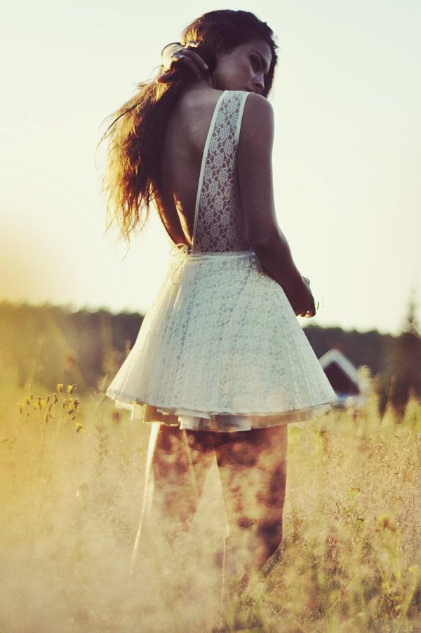 Платьев на девушках со спины