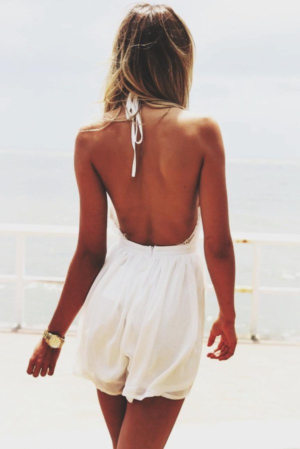 Платьев на девушках со спины