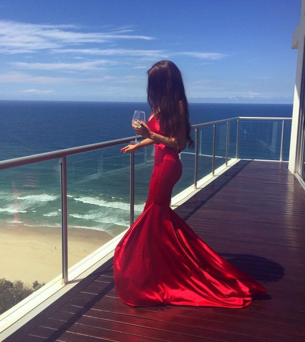 Платьев на девушках со спины