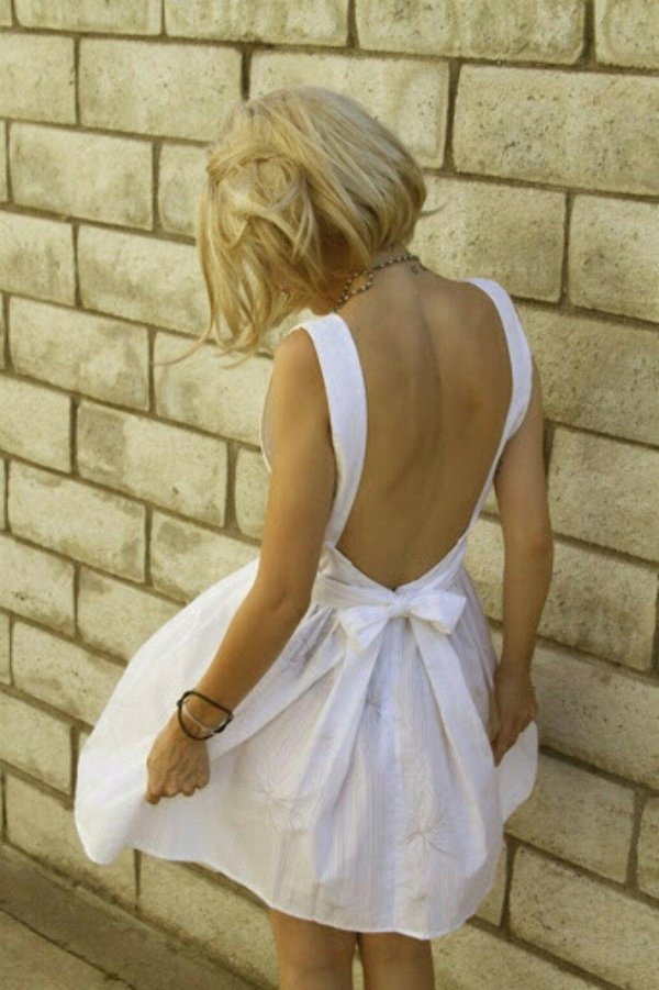 Платьев на девушках со спины
