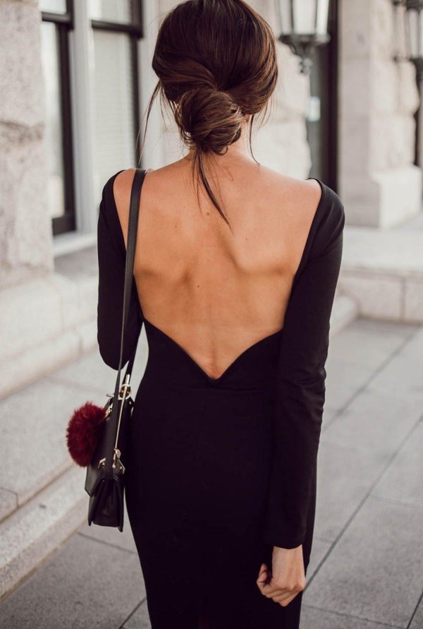 Платьев на девушках со спины