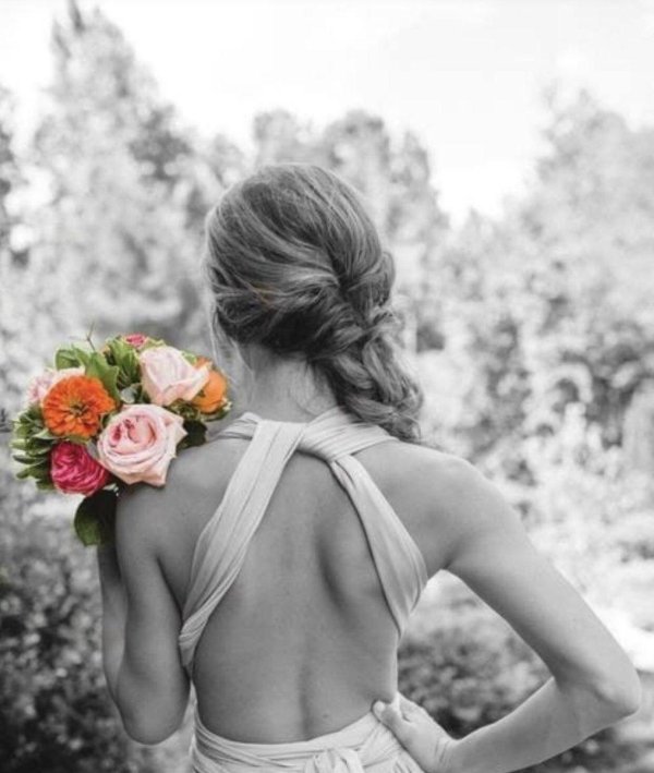 Платьев на девушках со спины