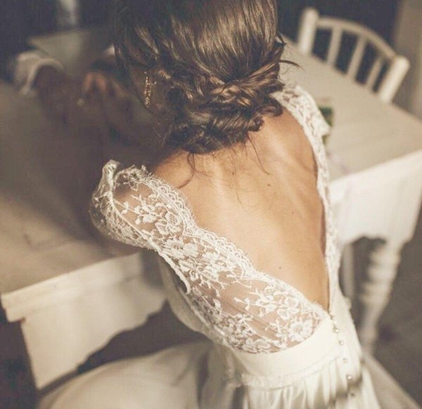 Платьев на девушках со спины