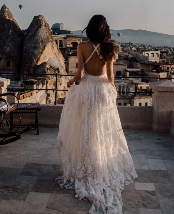 Платьев на девушках со спины