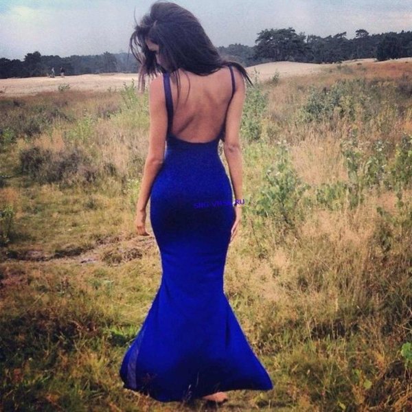Платьев на девушках со спины