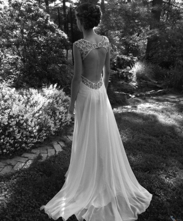 Платьев на девушках со спины