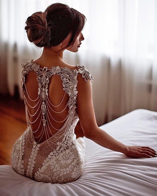 Платьев на девушках со спины