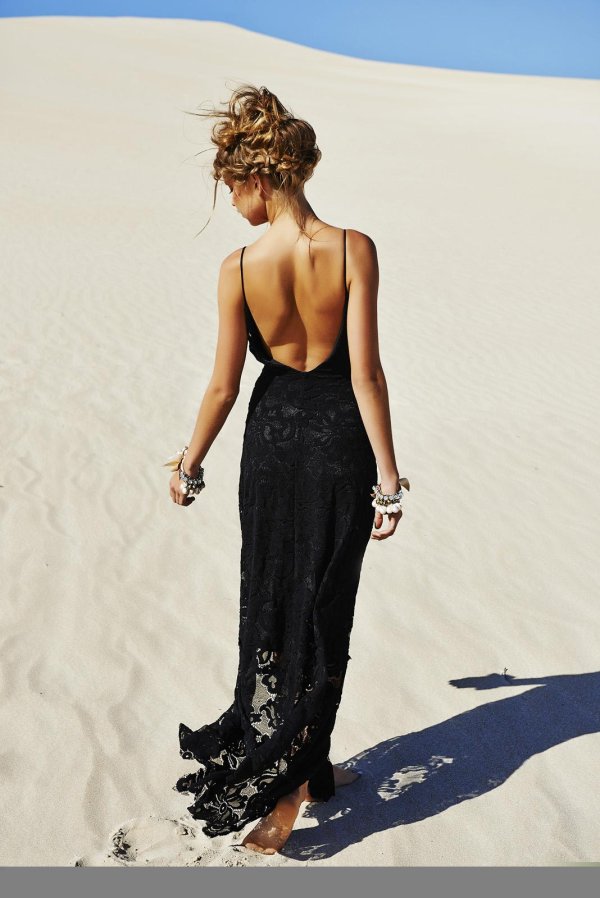 Платьев на девушках со спины