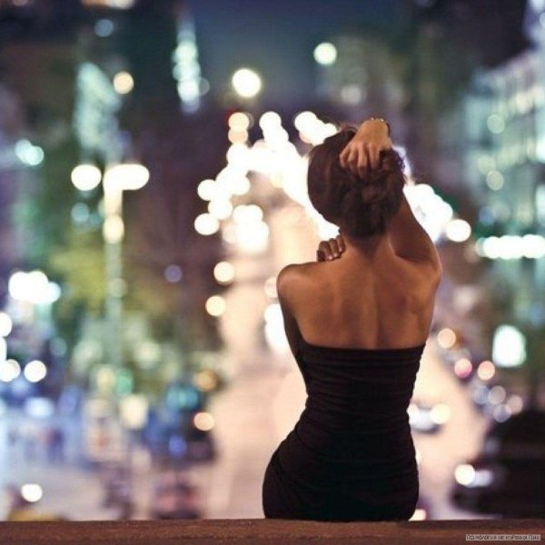 Платьев на девушках со спины