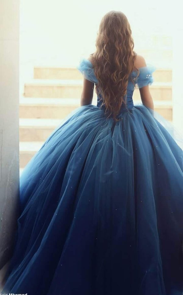 Платьев на девушках со спины