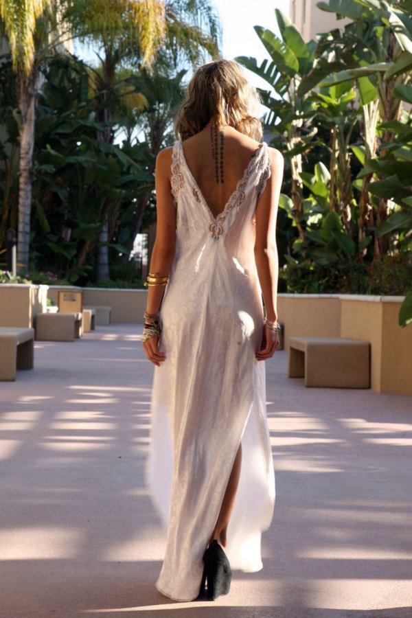 Платьев на девушках со спины