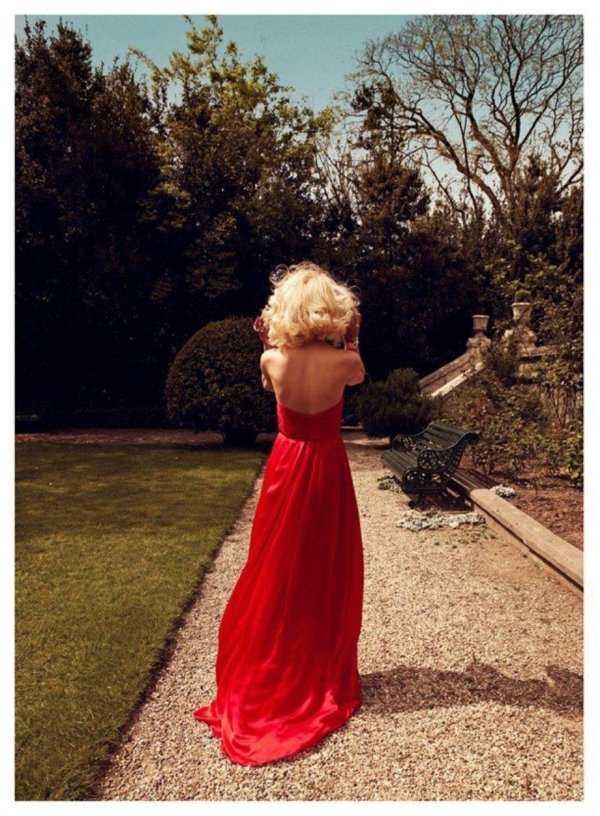 Платьев на девушках со спины