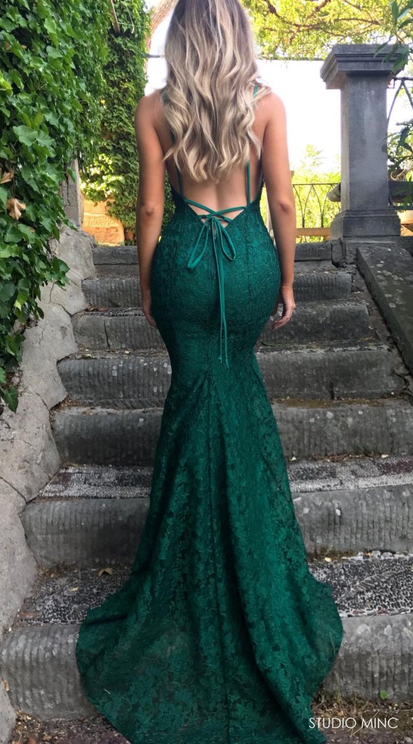 Платьев на девушках со спины