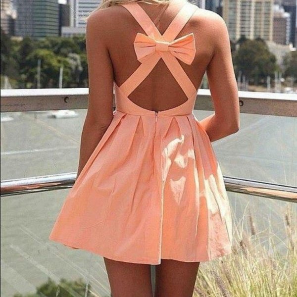 Платьев на девушках со спины