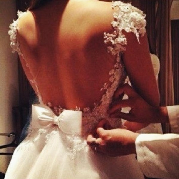 Платьев на девушках со спины