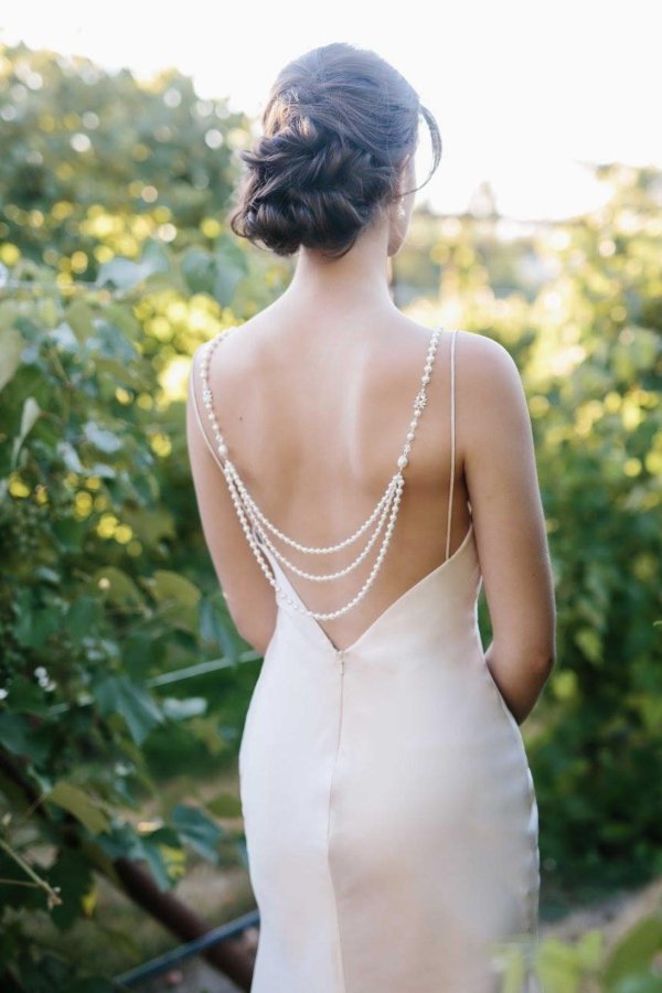 Платьев на девушках со спины