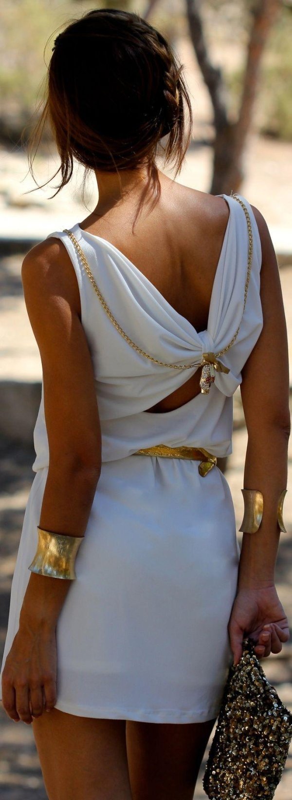 Платьев на девушках со спины