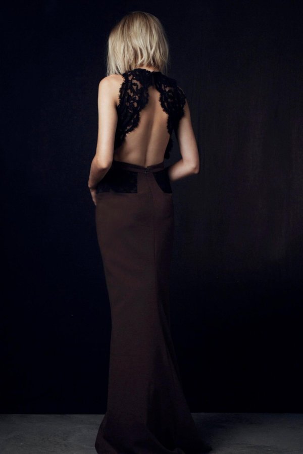 Платьев на девушках со спины