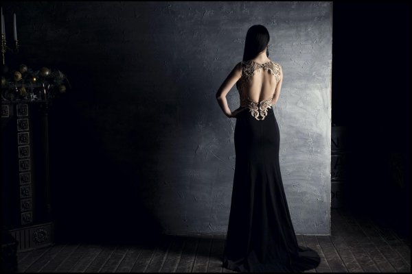 Платьев на девушках со спины