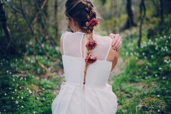 Платьев на девушках со спины