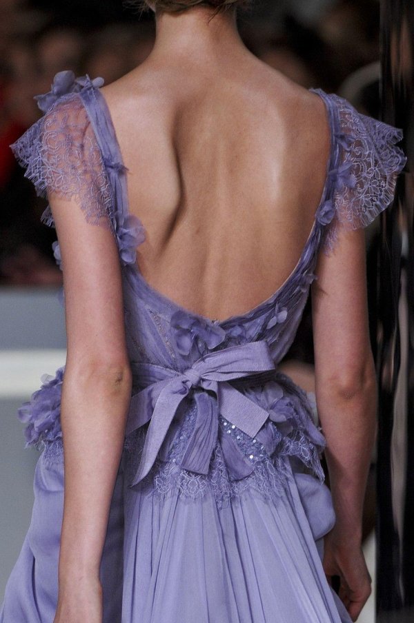 Платьев на девушках со спины