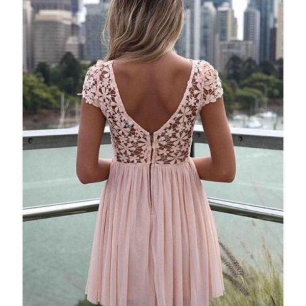 Платьев на девушках со спины